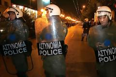 ΠΡΙΝ ΛΙΓΟ: Ένταση μεταξύ φιλάθλων της Νίκης Βόλου και δυνάμεων των ΜΑΤ