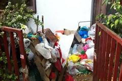 Εστία μόλυνσης το σπίτι ρακοσυλλέκτριας - Τεράστια επιχείρηση καθαρισμού από δεκάδες υπαλλήλους