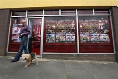 Β. Ιρλανδία: Ζωγραφίζουν τα άδεια καταστήματα για να φαίνονται γεμάτα