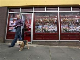 Φωτογραφία για Β. Ιρλανδία: Ζωγραφίζουν τα άδεια καταστήματα για να φαίνονται γεμάτα