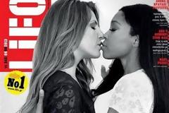 H Έλενα Παπαρίζου ανταλλάσει… λεσβιακά φιλιά