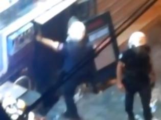Φωτογραφία για ΑΠΙΣΤΕΥΤΟ: Τούρκοι αστυνομικοί έκαναν πλιάτσικο σε ΑΤΜ! Δείτε το βίντεο...