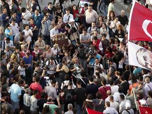 Φωτογραφία για Μεγάλες διαδηλώσεις και εκτεταμένα επεισόδια στην Τουρκία αναμένοντας τον Ερντογάν