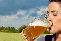 Η μπύρα και το κοτόπουλο μεγαλώνουν το στήθος;