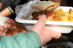 Noικοκυριά σε κρίση: Οι Ελληνες έκοψαν όλες τις δαπάνες, εκτός από φαγητό και στέγη