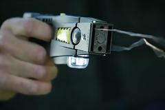 Η Βουλή γέμισε με διαφημιστικά όπλων «ηλεκτρικής εκκένωσης»