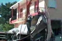 Σέρρες: Νταλίκα με βαρύ φορτίο εισέβαλε σε σπίτι