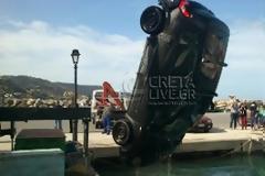 «Βουτιά» αυτοκινήτου στα νερά του λιμανιού