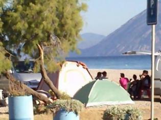 Φωτογραφία για Πάτρα: Μπουγάδα στο beach volley και ύπνος στην παραλία - Aντιδράσεις για τον καταυλισμό Ρομά στην Πλάζ - Δείτε φωτο