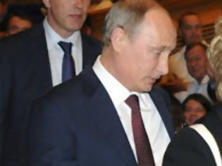 Φωτογραφία για O παντοδύναμος Πούτιν «τρέμει σαν το ψάρι» την ώρα που ανακοινώνει το διαζύγιό του