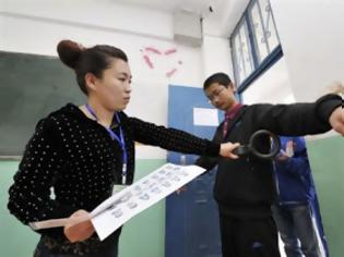 Φωτογραφία για Χωρίς σουτιέν δίνουν εξετάσεις εκατομμύρια Κινέζες για να μην αντιγράψουν
