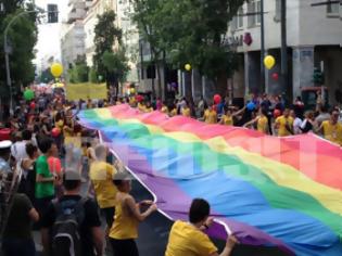 Φωτογραφία για Βουλιάζει η Αθήνα από την παρέλαση των gay! - Εντυπωσιακές εικόνες και βίντεο