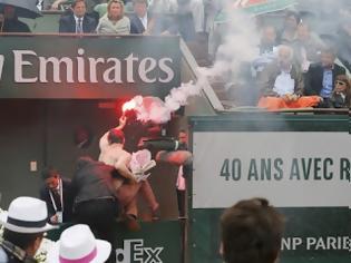 Φωτογραφία για Εισβολή... μασκοφόρου με καπνογόνο στο Roland Garros (ΦΩΤΟ)