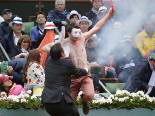 Φωτογραφία για 2 VIDEO - Εισβολέας με καπνογόνο στον τελικό του Ρολάν Γκαρός!