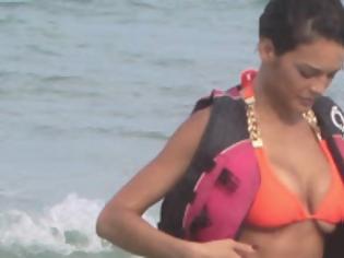 Φωτογραφία για Της έπεσε μικρό - Tο μαγιό της Μις Υφήλιος που δεν χωρούσε το στήθος της