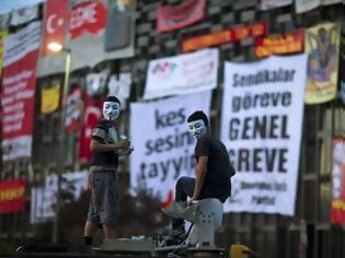 Φωτογραφία για Χιλιάδες διαδηλωτές αντιμέτωποι με την αστυνομική καταστολή την Κυριακή - Με αντι-διαδηλώσεις απαντά ο Ερντογάν