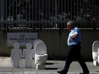 Φωτογραφία για Κύπρος: Εβαλε τουαλέτες μπροστά στην Κεντρική Τράπεζα