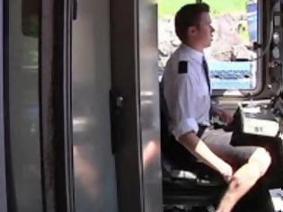 Φωτογραφία για Οδηγοί τρένων στη Σουηδία φοράνε φούστες, επειδή τους απαγόρευσαν τις βερμούδες!