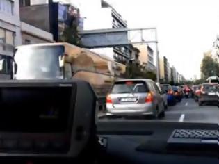 Φωτογραφία για Απίστευτο βίντεο! Η αστυνομία συνοδεύει όχημα στο νοσοκομείο