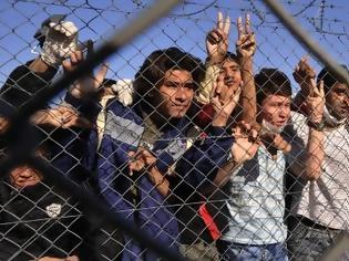 Φωτογραφία για Εκτός ελέγχου η κατάσταση στο λιμάνι Μυτιλήνης με τους παράνομους μετανάστες