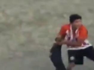 Φωτογραφία για Ποδοσφαιριστής επιτέθηκε σε σκύλο και αποβλήθηκε! Δείτε το συγκλονιστικό βίντεο
