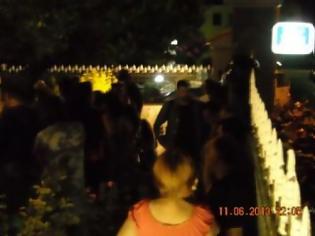 Φωτογραφία για Mεγάλη συγκέντρωση έξω από το κτίριο της ΕΡΑ Αιγαίου [Video]