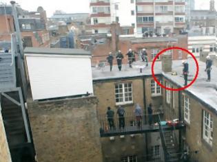 Φωτογραφία για Παραλίγο άλμα θανάτου από διαδηλωτή στο Λονδίνο