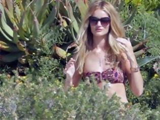 Φωτογραφία για Χάρμα οφθαλμών η Rosie Huntington