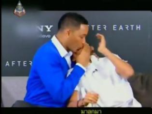 Φωτογραφία για Σοκαρίστηκαν οι Αμερικάνοι με το φιλί στο στόμα που έδωσε στο γιο του ο Γουίλ Σμιθ! [Video]