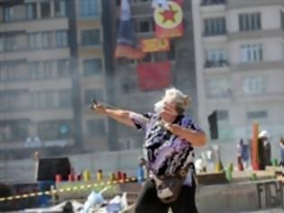Φωτογραφία για Τουρκία: Ηλικιωμένη με σφεντόνα τα βάζει με τα ΜΑΤ
