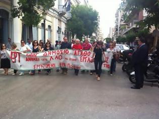 Φωτογραφία για Πάτρα: Προπηλακίστηκε ο Πρόεδρος του Εργατικού Κέντρου - Δείτε φωτο από την συγκέντρωση στους κεντρικούς δρόμους της πόλης για την EΡΤ