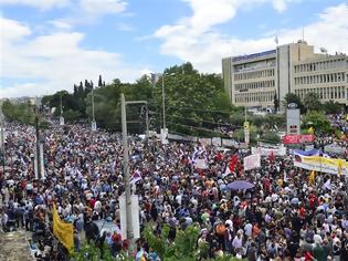 Φωτογραφία για Πλήθος κόσμου στη συγκέντρωση συμπαράστασης των ΓΣΕΕ-ΑΔΕΔΥ στην ΕΡΤ - Δείτε το πρόγραμμα της ΝΕΤ live