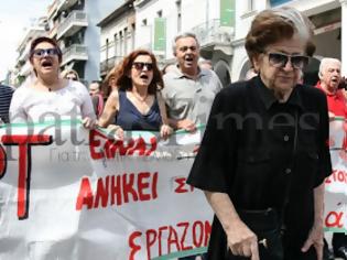 Φωτογραφία για Πάτρα: Συγκλονίζει η εικόνα της ηλικιωμένης που θέλησε να διαδηλώσει μαζί με τους εργαζόμενους της ΕΡΤ