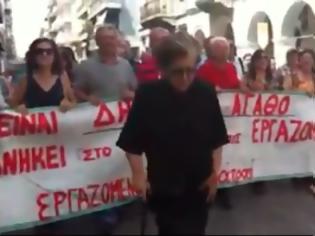 Φωτογραφία για Πάτρα: H ηλικιωμένη που συγκλόνισε τους διαδηλωτές στην πορεία για την ΕΡΤ