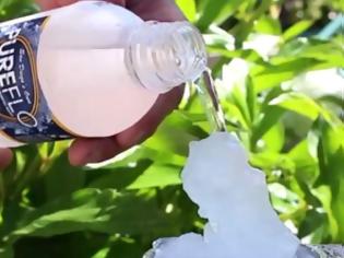 Φωτογραφία για Πως να μετατρέψετε το νερό σε πάγο με μια κίνηση [Video]
