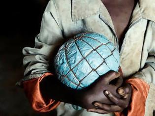 Φωτογραφία για Οι αυτοσχέδιες μπάλες παιδιών στην Αφρική!