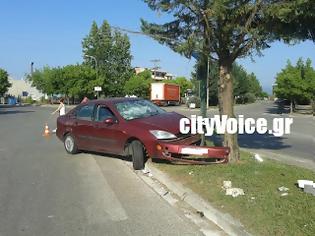 Φωτογραφία για Αγρίνιο: Αυτοκίνητο «καρφώθηκε» σε κολόνα