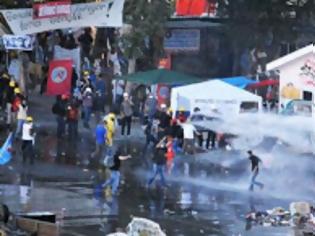 Φωτογραφία για Βίαια εισβολή των δυνάμεων του Ερντογάν στο πάρκο Γκεζί - Xημικά και νερό έπνιξαν την Κωνσταντινούπολη