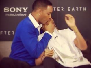Φωτογραφία για Το «γαλλικό» φιλί του Will Smith στο γιο του, που αναστάτωσε τα αμερικανικά media!