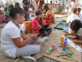 Φωτογραφία για Άλλαξαν χρώμα τα Μάταλα για το φεστιβάλ - Μικροί και μεγάλοι ζωγράφισαν το χωριό