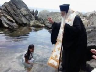 Φωτογραφία για Tαϋλανδεζα βαπτίζεται Ορθόδοξη Χριστιανή στα καταγάλανα νερά της Ικαρίας