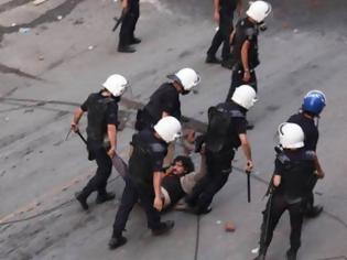 Φωτογραφία για Βίντεο-σοκ: Αστυνομικοί ξυλοφορτώνουν Τούρκο δημοσιογράφο