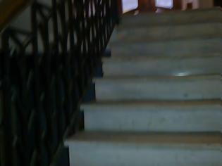 Φωτογραφία για Θρίλερ στις σκάλες πoλυκατοικίας - Παιδί έπεσε πάνω σε νεκρό!