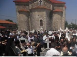 Φωτογραφία για «Ήρωας, ήρωας», φώναζε ο κόσμος στην κηδεία του 37χρονου αστυνομικού που σκοτώθηκε από τους Αλβανούς δραπέτες