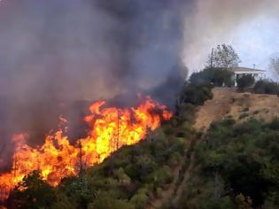 Φωτογραφία για Μεγάλη πυρκαγιά στη Μεσαρά - Απειλούνται σπίτια
