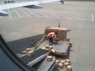Φωτογραφία για Ίσως ο χειρότερος υπάλληλος αεροδρομίου όλων των εποχών [video]