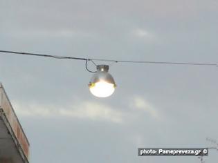 Φωτογραφία για Κι όμως! Ο Δήμος Πρέβεζας ζήτησε από πολίτη να αγοράσει την λάμπα που είχε καεί σε φωτισμό του Δήμου