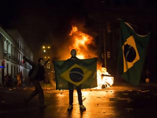 Φωτογραφία για Ανυποχώρητοι οι διαδηλωτές στη Βραζιλία