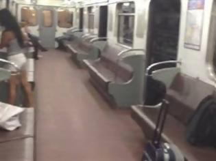 Φωτογραφία για Βίντεο: Βόλτα με το μετρό με... ανοικτή την πόρτα!