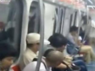 Φωτογραφία για Βίντεο-ΣΟΚ: Tην έδειραν για μια θέση στο μετρό